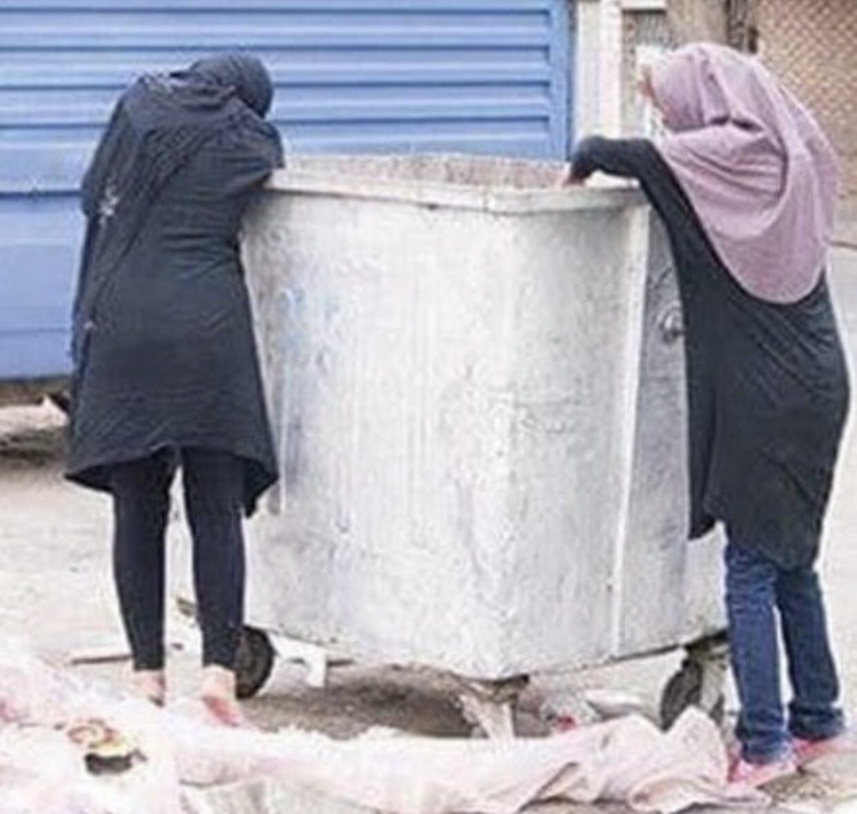 lrZKqxNjCc4EVJZ's tweet image. اینا ناموس ایرانی نیستند که رگ غیرت شما یه تکونکی بخوره؟