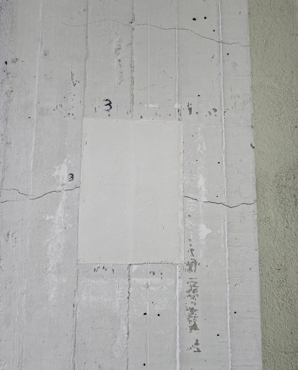 Testigo de yeso de aproximadamente 10cm de ancho y 12cm de alto con 5mm de espesor y la fisura en medio. Se deja un mes para esperar si el movimiento está activo y se ven daños en el yeso.
#construccion #patologiaestructural #obracivil #ingenieriacivil #edificios