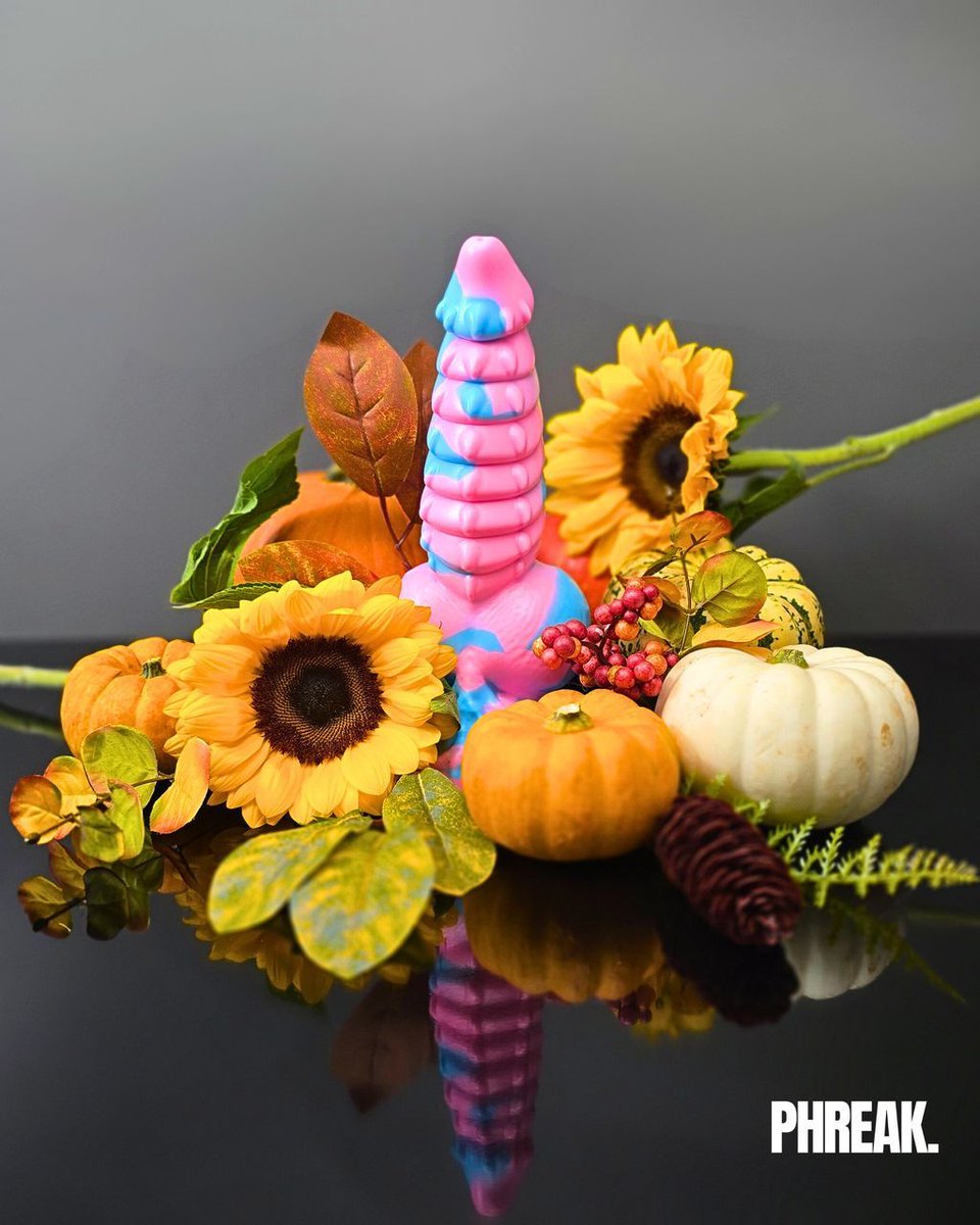 Phreakclub's tweet photo. 🍂 Autumn isn’t just for our spooky toys — our Phreak classics love a seasonal glow-up too. Dovah looks right at home in these cosy autumn vibes… proof that fantasy never goes out of season 🍁🐉✨
#Phreak #Dovah #AutumnVibes #FantasyToy #StayPhreaky #FallFantasy #SiliconeSculpture #AdultToy #FallVibes #Autumn #PumpkinSpice #Seasonal #LoveYourself #SelfLove #BodyPositive