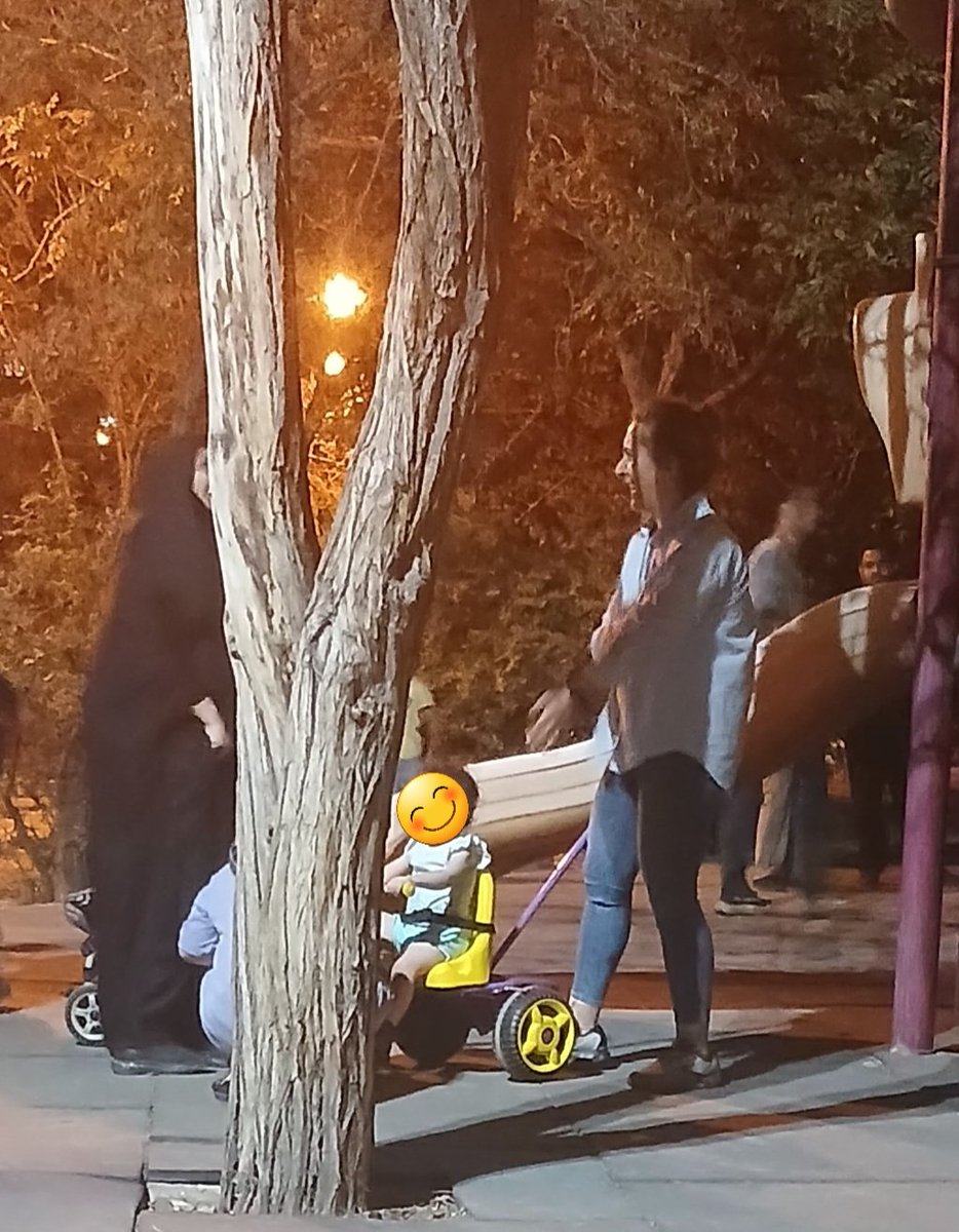 Anna_Kuliscioff's tweet photo. این دو تا مادر نیم ساعت با هم میگفتن و میخندیدن و بچه هاشون باهم بازی میکردن تو پارک. 
ما واسه دیدن همین یه صحنه عادی سالها جنگیدیم. https://t.co/48aTmF69vs