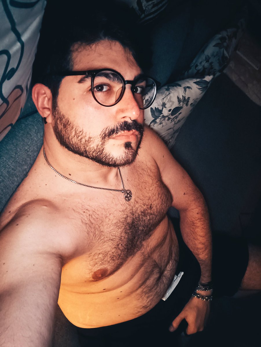 E a fine serata ti ritrovi sfatto sul divano in pantaloncini e pistolino gonfio 🫠🫠🫠