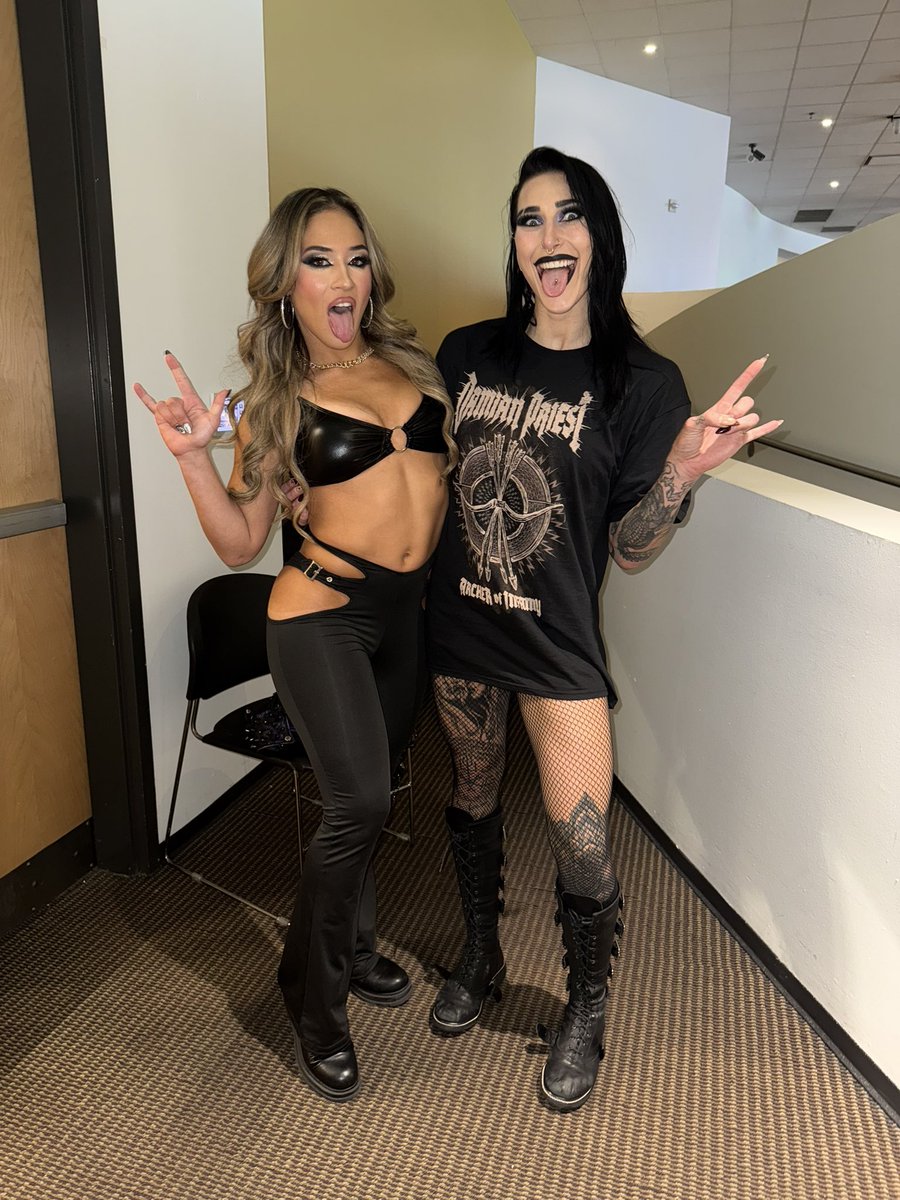 lolavicewwe's tweet image. anything 4 mami 🖤