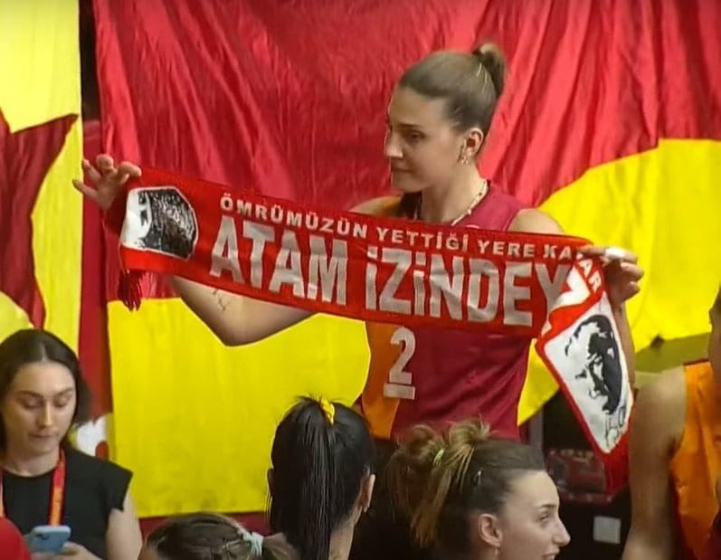 Cumhurbaşkanımız Erdoğan'a Kıçını g..tünü arkasını dönen " İlkin Aydın'ın Ne B..kum olduğu ayan beyan ortada: 

Kimin izinden gittiği de açık...