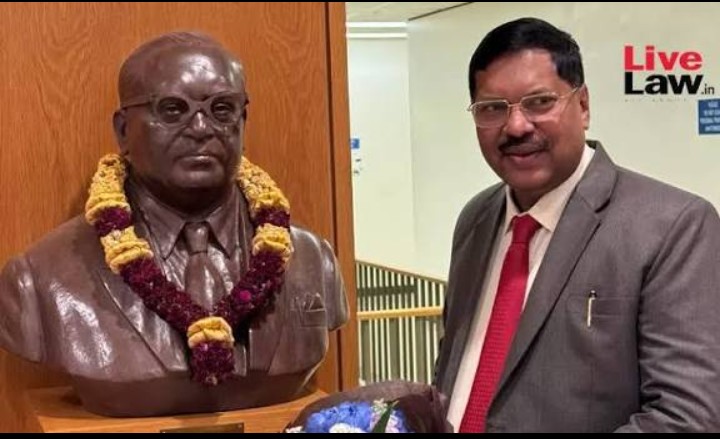 मुखपुत्र मूर्ति में प्राण डालने का दावा करते हैं
तो मूर्ति का सिर नहीं जुड़ सकता 
#We_Stand_With_BR_Gavai
