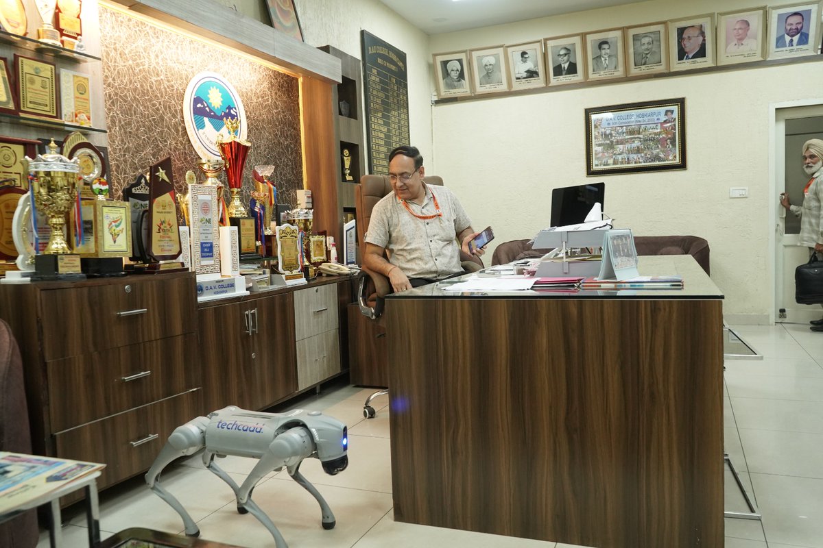 Techcadd_comp's tweet image. Techcadd had the privilege of leading a Career Counseling Awareness Program at dav college hoshiarpur —a platform where motivation blended seamlessly with innovation.

From the heartfelt welcome to the vibrant energy and curiosity of the students.