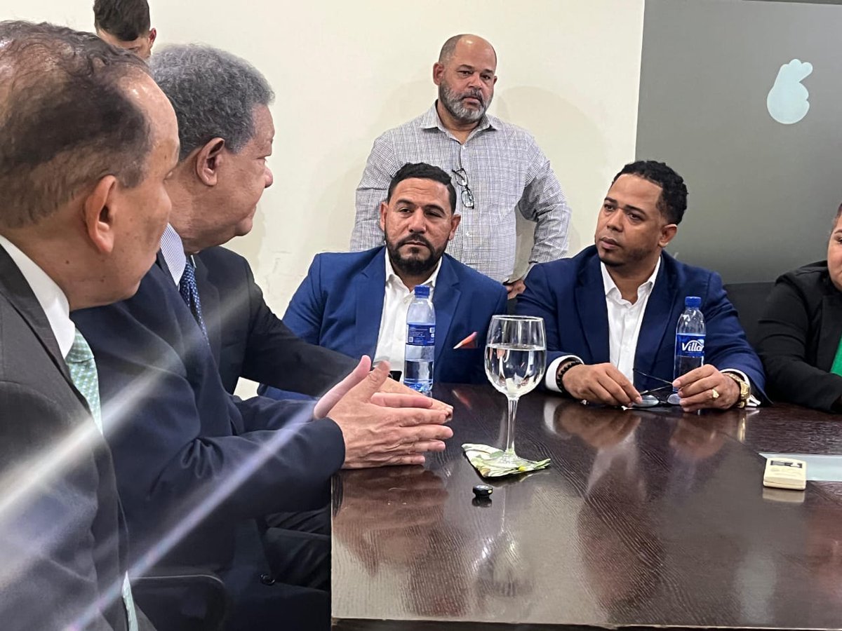 Francis12409236's tweet photo. @FPcomunica recibió al Ing Roberto Durán con una comisión de santiago, fueron juramentados por el presidente  @LeonelFernandez  al titular de @FPsapg Ing Freddy Perez le acompañamos @IngVictorTorre5 Coordinador y quien les escribe Francis Carrasco Subcoordinador de Fuerza Codiana https://t.co/TYESeAZWvr