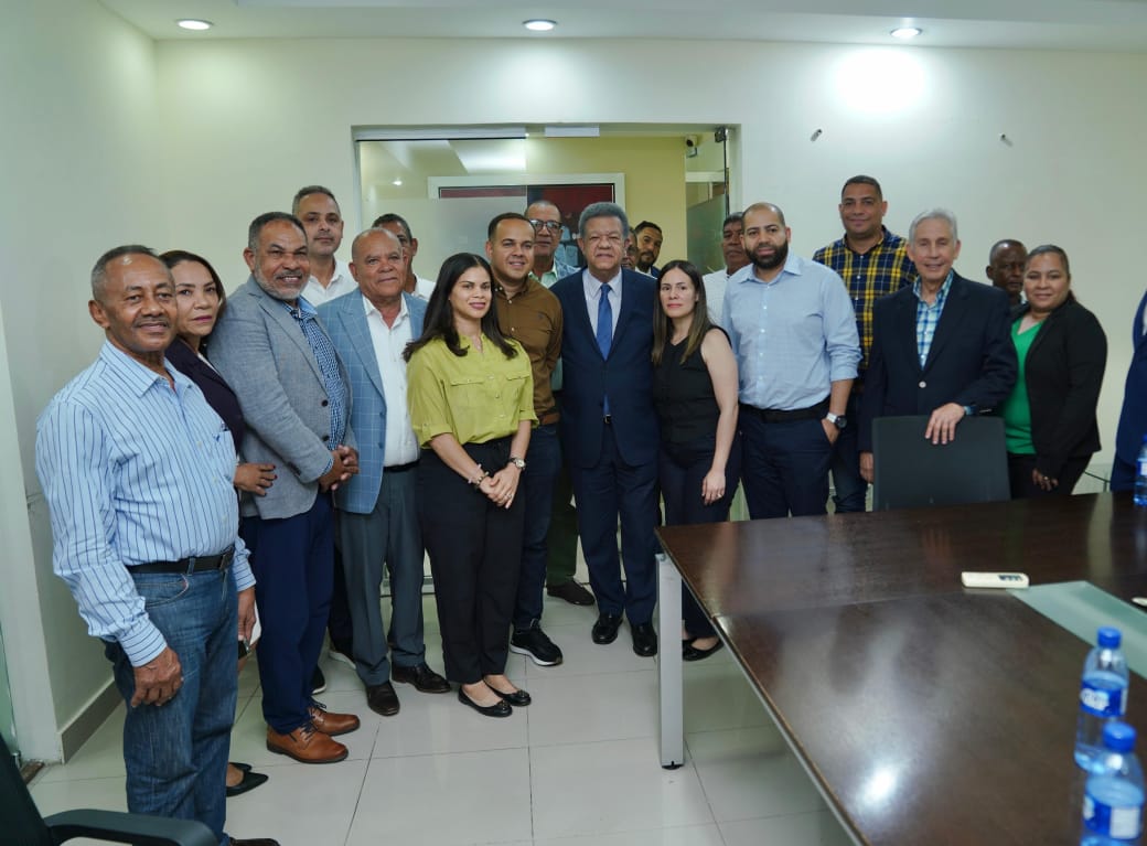 Francis12409236's tweet photo. @FPcomunica recibió al Ing Roberto Durán con una comisión de santiago, fueron juramentados por el presidente  @LeonelFernandez  al titular de @FPsapg Ing Freddy Perez le acompañamos @IngVictorTorre5 Coordinador y quien les escribe Francis Carrasco Subcoordinador de Fuerza Codiana https://t.co/TYESeAZWvr