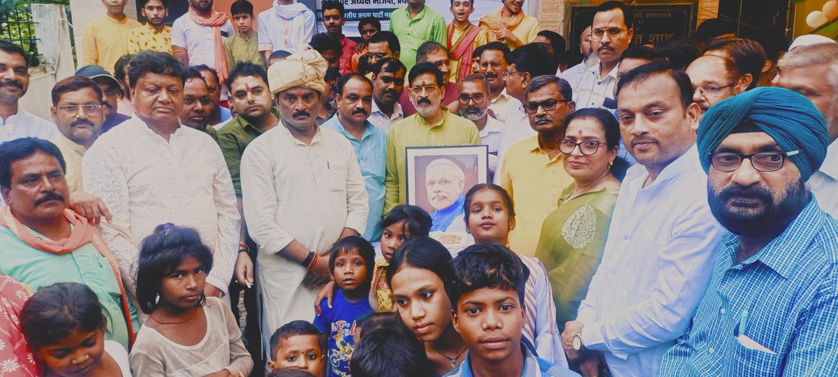 Cktvivek's tweet photo. भाजपा प्रयागराज महानगर अध्यक्ष श्री संजय गुप्ता जी के नेतृत्व में भाजपा कार्यालय प्रयागराज में मा. प्रधानमंत्री श्री नरेंद्र मोदी जी का जन्मदिन बच्चों के साथ, पार्टी कार्यकर्ता व पदाधिकारी  @PMOIndia @narendramodi @idharampalsingh @BJP4UP https://t.co/1WaNnLMjHk