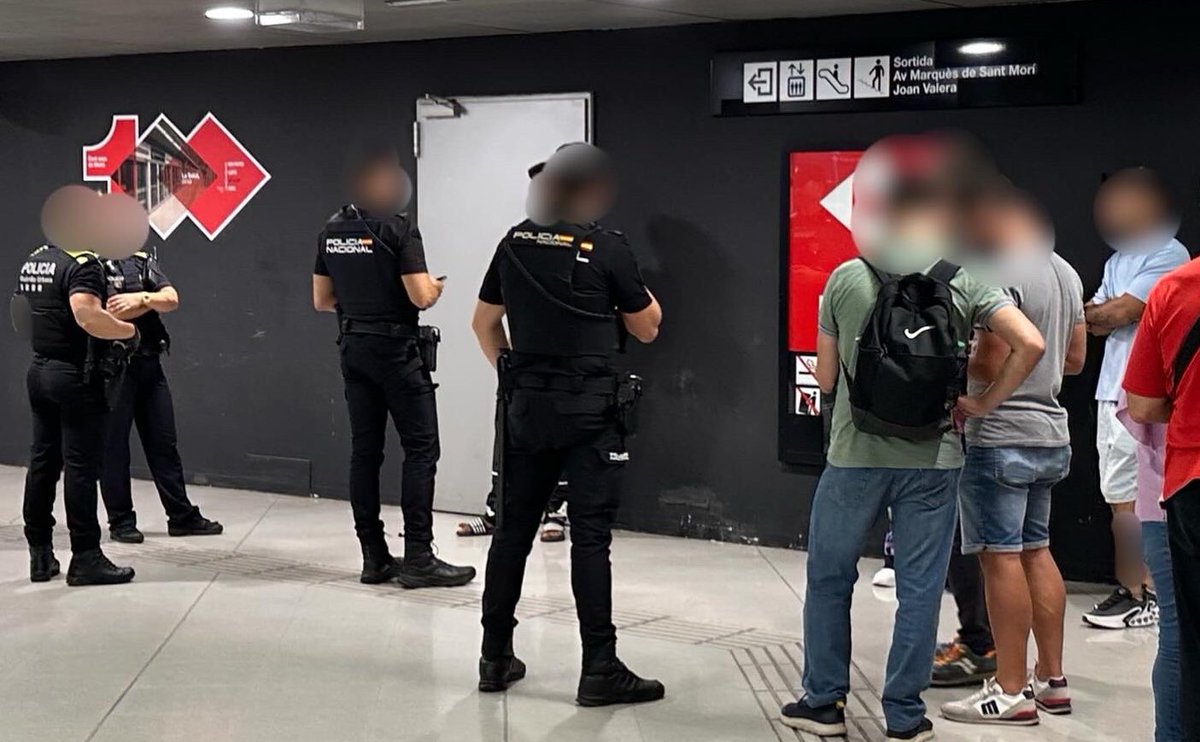 🚔 Cada semana, operativos conjuntos de <a href="/policia/">Policía Nacional</a>, <a href="/mossos/">Mossos</a> y <a href="/Badalona_GUB/">Guàrdia Urbana de Badalona</a> en las estaciones de Metro de #Badalona; hoy ha tocado en La Salut (L10). Máxima colaboración entre cuerpos policiales para mejorar la seguridad en la ciudad. En Badalona lo tenemos claro: a los