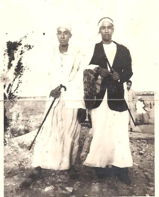 الجُوخ، في العربية هو مرادف كلمة "الثوب" كان زي المجتمع البنادري في القرون الماضية، لم يقتصر على النخبة ذات الثقل الاجتماعي في بنادر فحسب، بل شمل جميع أفرادها. وهي عبارة عن قطعة واحدة تغطي كامل الجسم، وتُلبس عادة مع كوفيه براوه أو عمامة.