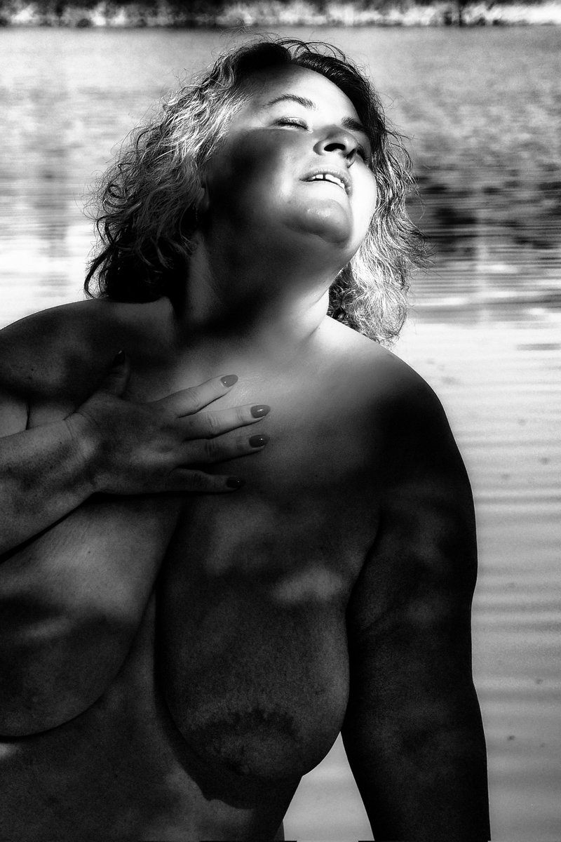 OfFiddler's tweet photo. Late Light Shadows 

Dear Lena touched by the sun.

#fiddlingwithlight #paintedwithlight #contrastportrait #touchedbylight #enjoyinglight #oneboobwednesday https://t.co/vF6RarjMbd