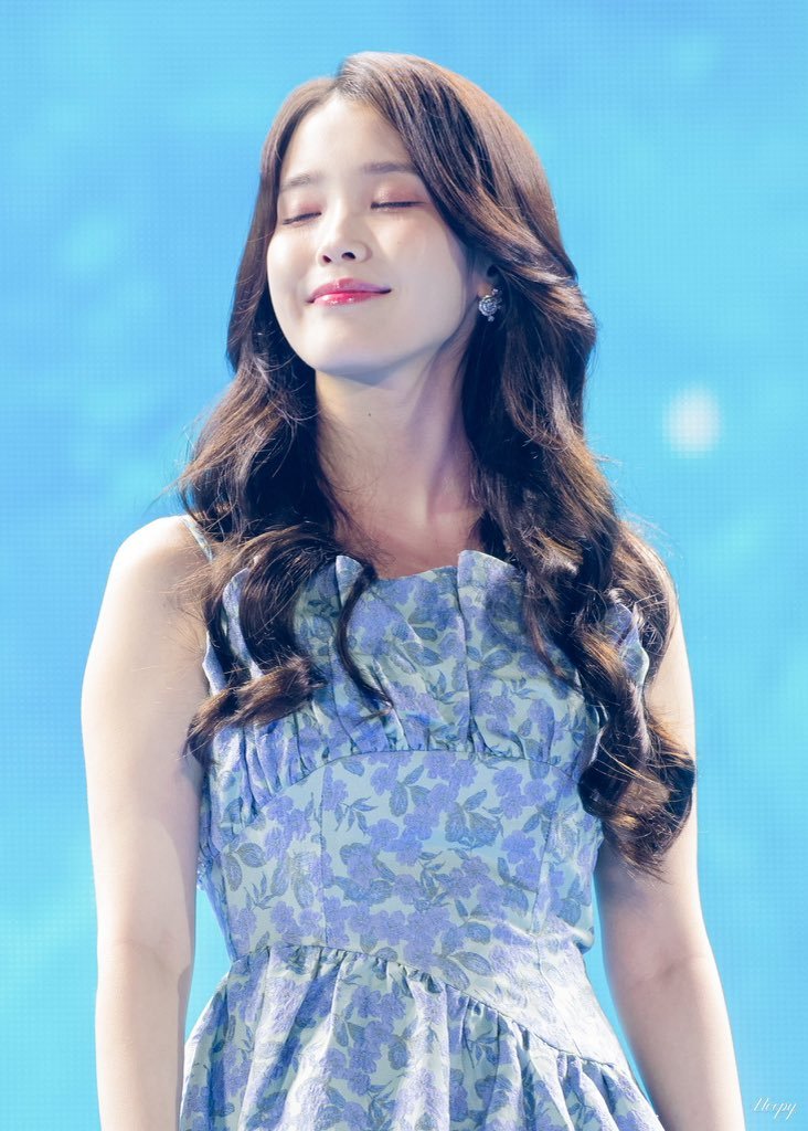 #IU:Tal vez cuando estoy con Uaena mi corazón realmente no envejece, tal vez así pueda permanecer joven para siempre.
Mientras me preparaba para este fanmeeting, de verdad
sentí que podría durar toda la vida. 
[FAN MEETUP 'BYE, SUMMER']

#ALWAYS_W17H_IU #아이유와_남긴_17번째_얼룩