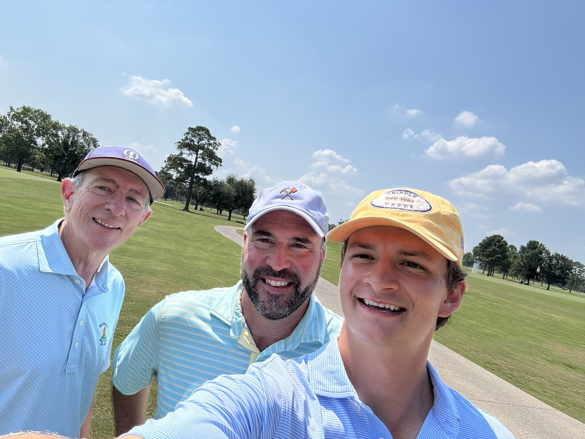 woody5090s's tweet image. #helloworld

Another great round with the Rockland Ringer, @joe3jax. He introduced me to @victory_don, who has a swing smooth as butter. 

Also, logos in full force today. We have Portrush &amp;amp; Ballybunion (Don), Baltusrol &amp;amp; Darmor (Joe), and @FairwayGreene &amp;amp; Cripple Creek (me).