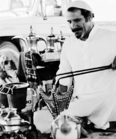 لحيةٍ تكريمها العود الأزرق والوقار  
ولحيةٍ غير ازرق الموس وش تكريمها