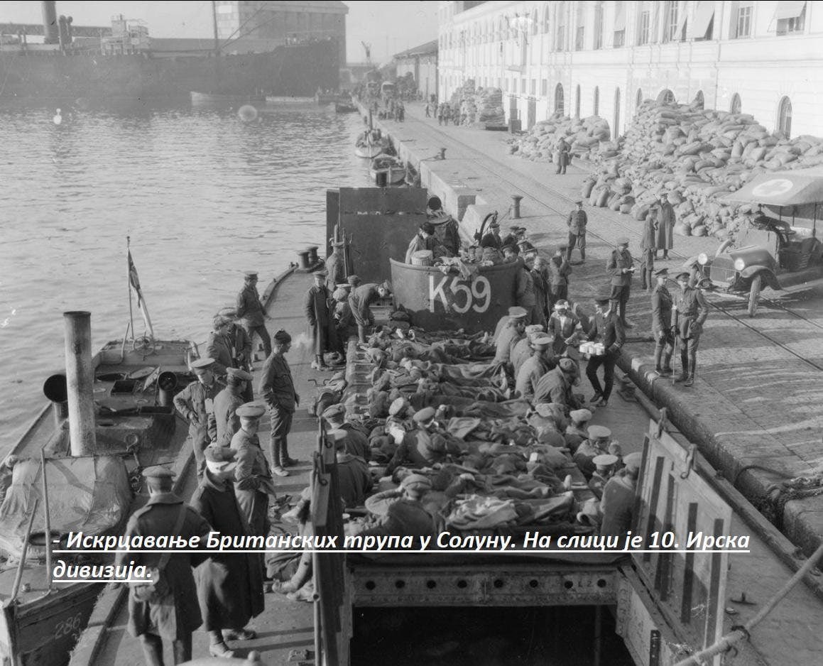 MilanSremac's tweet photo. ~ Занимљивост:
Током повлачења 1915/1916. године српска војска, притиснута од стране бројчано најмоћнијег непријатеља, повлачила се ка југу земље очекујући помоћ савезника,али помоћ није стизала. Осим мале формације ко��а је дошла да држи одступницу српској војсци ка Албанији.

То су били француски и ирски војници из састава британских трупа са циљем да спрече продор бугарске војске кроз једини планински пролаз у Вардарској долини. Стигли ��у право са Галипоља.
На положаје дошли су у новембру и борба је одмах почела.

Десета ирска дивизија била је састављена од око 8 хиљада добровољаца, која је код села Костурино покушала немогуће - да заустави бугарску армију од 100 хиљада људи.
Ирци су данима срчано држали линију фронта, иако под снажним налетима бугарске артиљерије и пешадије, одбијали напад за нападом.

Међутим у три дана борби, њихов број се преполовио. Ништа боље нису прошле ни остале ирске јединице.  Јер ништа мање храбрије нису ни биле. Поред њих преко 1800 Француза је такође погинуло пок��шавајући пробој ка српским положајима.

Колико је тешка била борба говори да су у једном трену ��рци и Французи могли да чују Србе са друге стране клисура и бугарских положаја али никако нису могли стићи до њих.
Када је команда видела да је даљи отпор узалудан наређено је повлачење.

У спомен Ираца који су се борили да би Србија преживела, на том месту подигнут је крст.
На њему је исписано:

 “У знак сећања на оне из 10. ирске дивизије који су пали на Галипољу и дали животе у одбрани Србије и у славу свих Ираца који су дали своје животе у Великом рату.”

Памти.