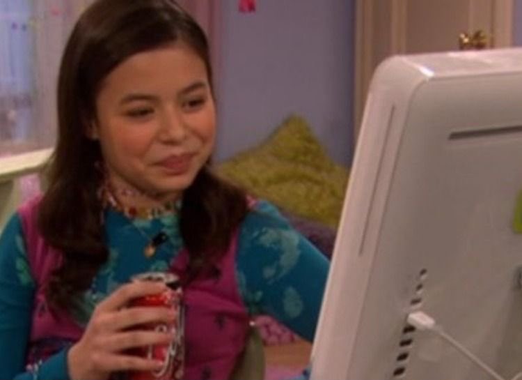 lovelymichaelj's tweet image. no importa ya ser adultos, estaremos viendo camp rock 3 como si estuviéramos en 2008 otra vez!