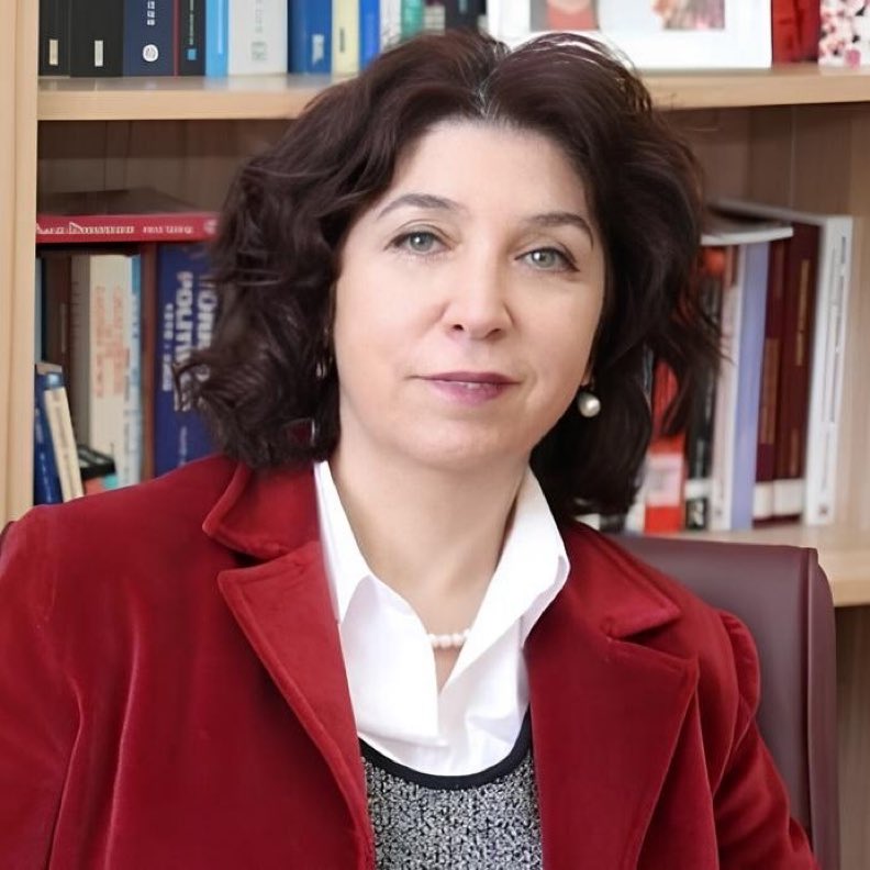 II. Çözüm Süreci komisyonunda Prof. Havva Arslan’dan skandal sözler:

“Önümüzde örnekler var. Fatih var, Atatürk var. 

Belki Meclis’te bunu söylemek doğru değil ama ben MHP kökenli birisi olarak söyleyeyim, Abdullah Öcalan’ın yaptığı şey gerçekten bir liderlik örneği.” (ANKA)