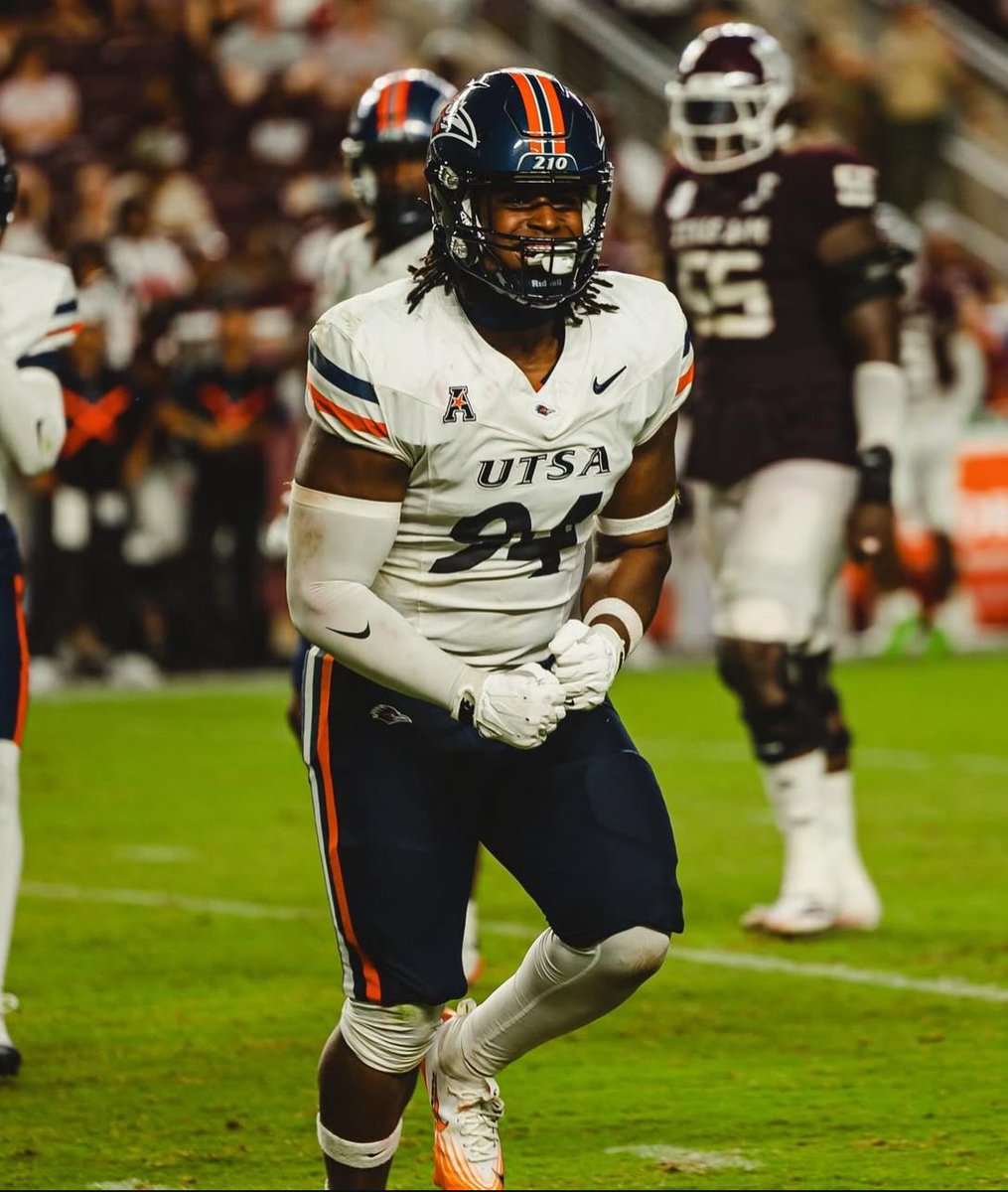 #UTSA defensive end Kenny Ozowalu against Incarnate Word: 

🟠 4 pressures 
🔵 1 QB hit 
🟠 3 hurries 
🔵 2 tackles 
🟠 74.0 run-defense grade [per <a href="/PFF/">PFF</a> ]
🔵 75.2 tackling grade 

Jeff Traylor said today that Ozowalu has a chance to go down in the history books alongside the