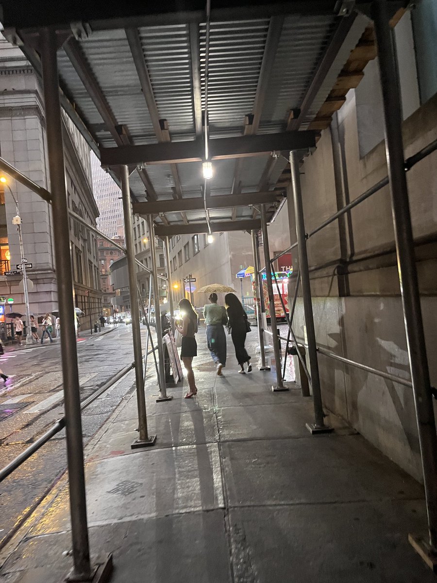 mmdevoe's tweet image. Reminder #tourist friends!!  #NYCProMove - when two umbrellas meet under a scaffold, the taller person immediately raises their umbrella and the shorter person ducks under it. #nycproblems #iloveNYC  #yourdailyweird