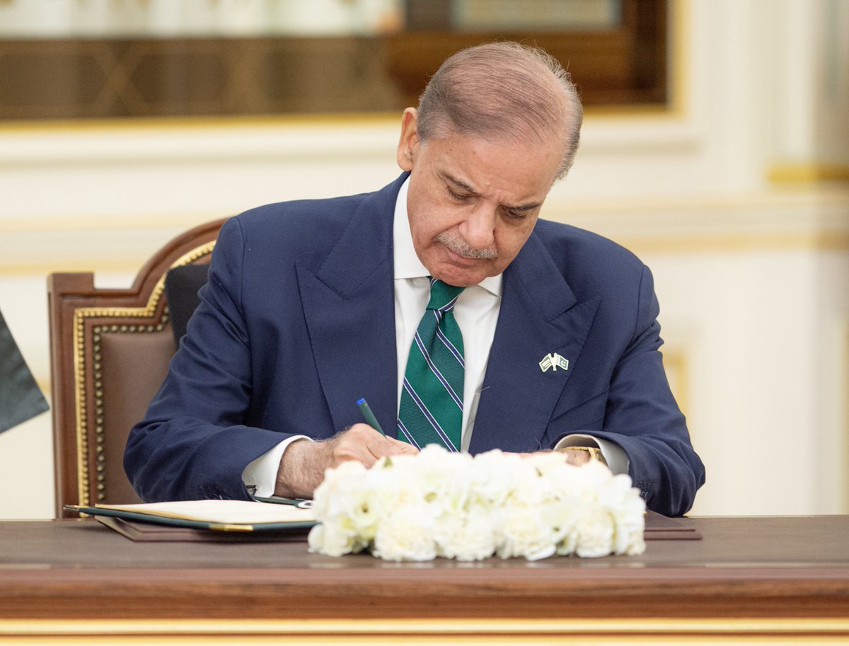 سمو سيدي #ولي_العهد ورئيس وزراء جمهورية باكستان الإسلامية يوقعان على اتفاقية الدفاع الإستراتيجي المشترك.