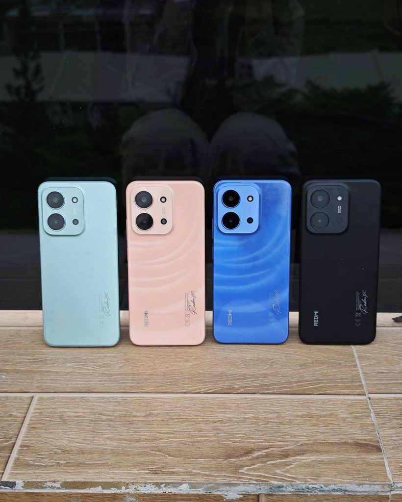 XiaomiNigeria's tweet image. Bold in Midnight Black, fresh in Mint Green, dreamy in Moonlight Blue, vibrant in Twilight Orange — #Redmi15C matches every vibe! 💙🖤💚🧡

#Redmi15C