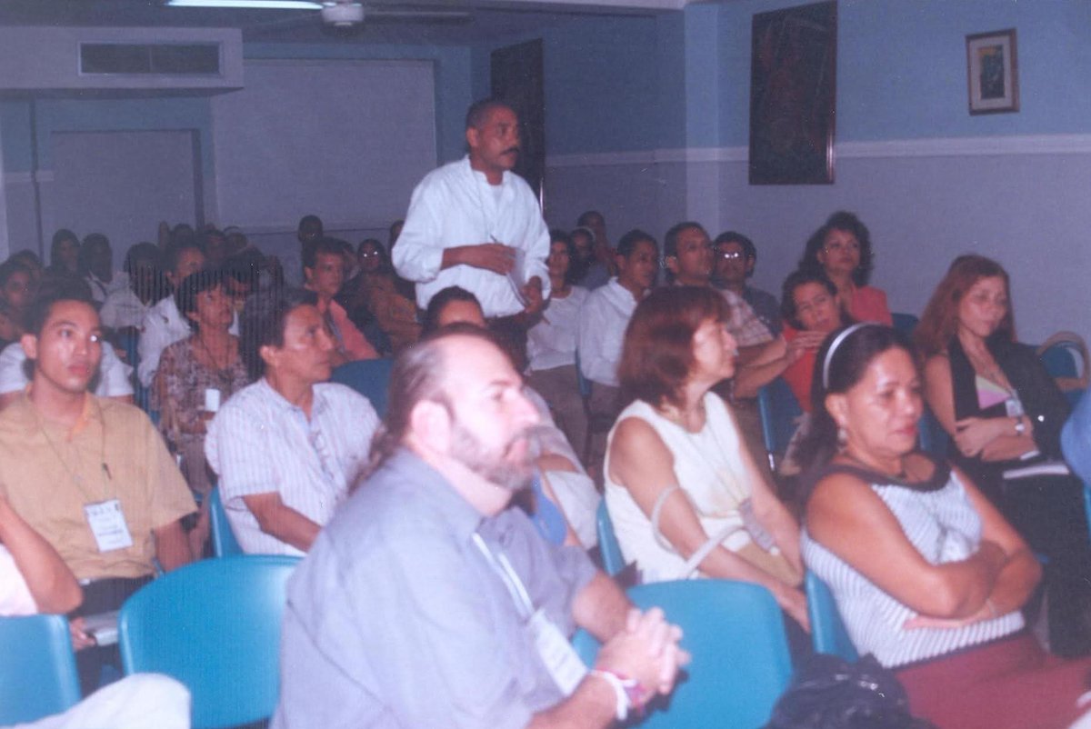 El último evento académico del profesor Alfredo Correa de Andreis en Barranquilla, dos días antes de que un sicario paramilitar lo asesinara a él y su escolta. 
Hace 21 años (17-09-2004) y seguimos sin saber quiénes y por qué ordenaron su muerte. 
📷: Archivo Gráfico de Unisimón.