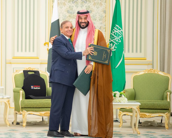 عاجل | ولي العهد السعودي ورئيس الوزراء الباكستاني يوقعان على اتفاقية الدفاع الإستراتيجي المشترك بين السعودية و #باكستان 