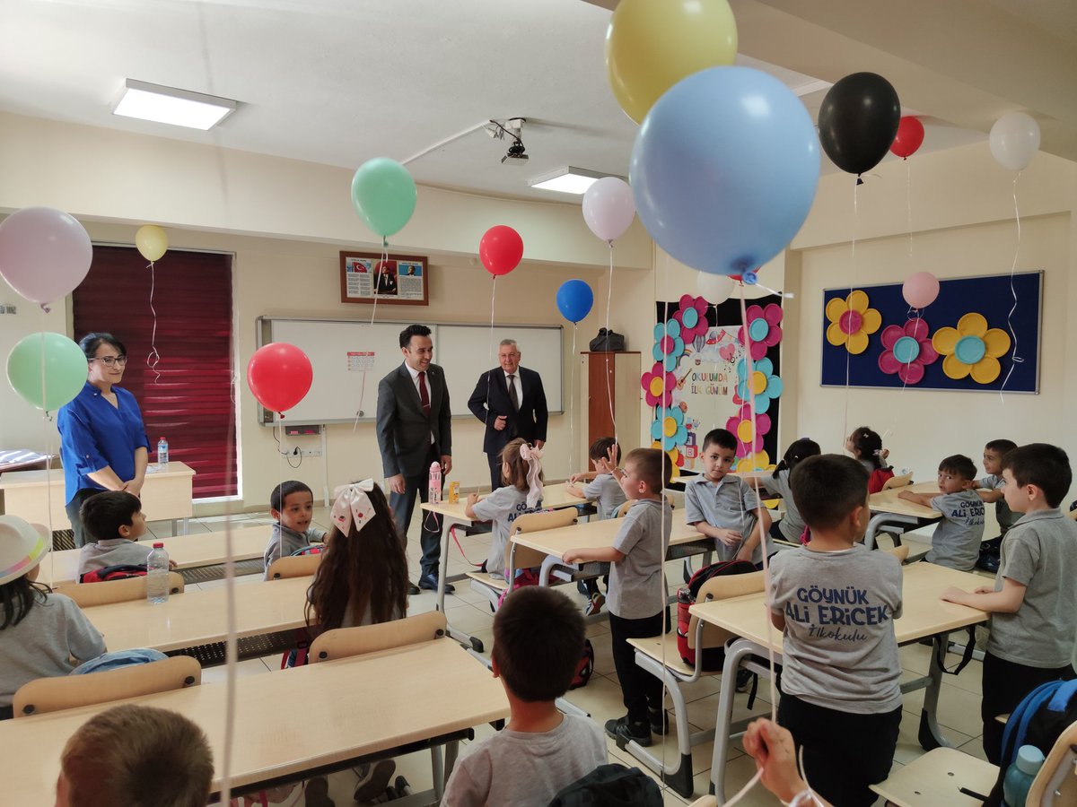 📚 İlköğretim Haftası etkinlikleri kapsamında, Kaymakamımız Sayın Talha Battal ve Belediye Başkanımız Sayın Ali Oral, Ali Ericek İlkokulu’nu ziyaret ederek 1. sınıf öğrencilerimizle bir araya geldiler.