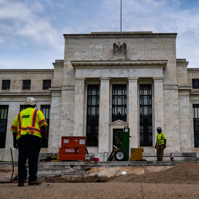 عاجل | الفيدرالي الأمريكي يرفع توقعاته للنمو الاقتصادي إلى 1.6% في 2025 و1.8% و1.9% العامين المقبلين - أبقى على توقعاته لمعدل البطالة عند 4.5% هذا العام وخفضها للعامين المقبلين عند 4.4% و4.3%. 