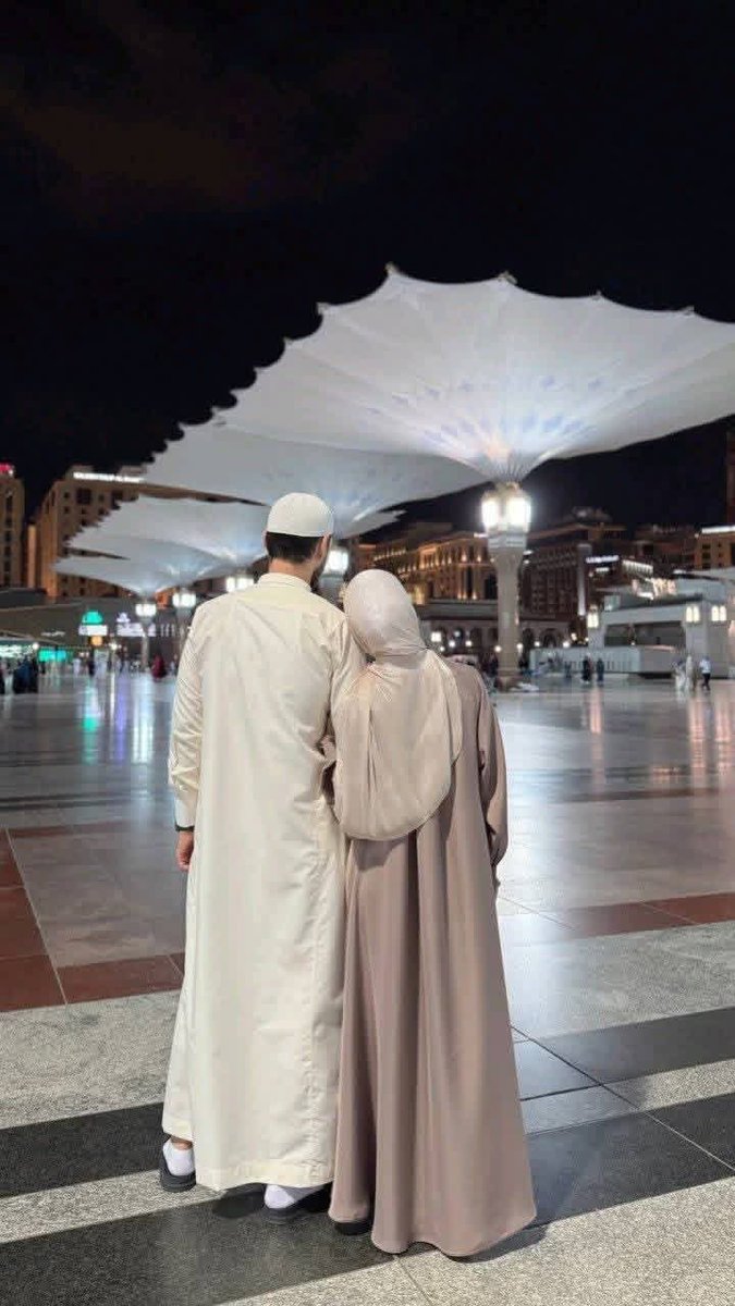 "يا ربّ يا وهاب،
هبْ لنا من لَدنك رَفيقًا صالحًا،
وارزقنا زيارة بيتك الحرام،
ومسجد نبيّك."