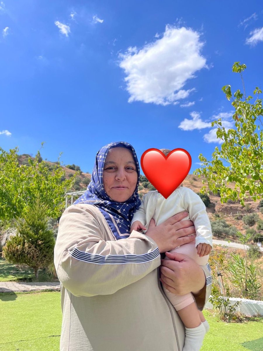 Ayşe Solak, 49 yaşında bir ev hanımı. 3. evre göğüs kanseri ve tedavisi sürüyor. Adil olmayan yargılamalar sonucunda 6 yıl 8 ay hapis cezasına çarptırıldı. 18 Ağustos’tan bu yana Aydın Cezaevi’nde tutuluyor.

AyşeSolak KanserVeTutuklandı