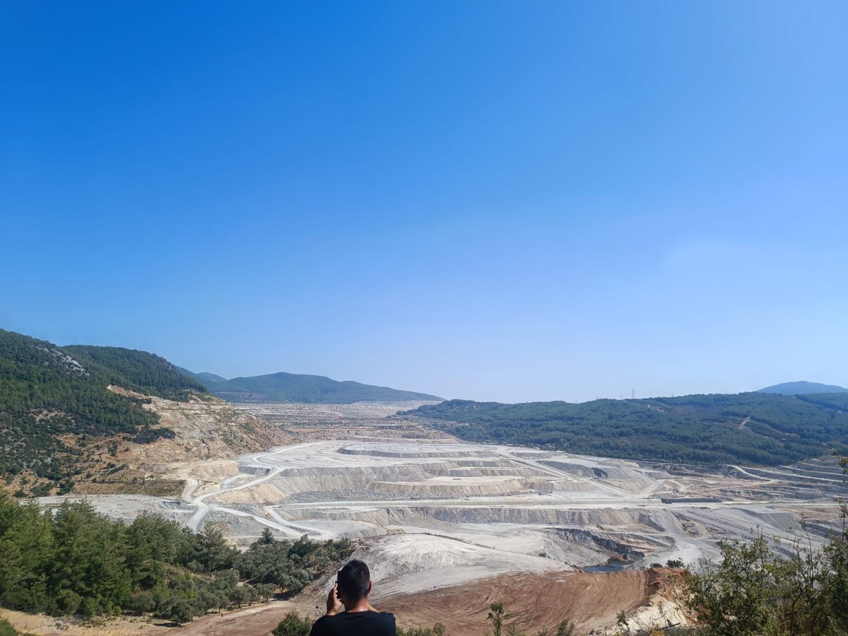 İzmir ve Muğla il örgütlerimiz ile TİP'li kadınlar Akbelen'de. 

Yıllardır inatla ve inançla mücadeleyi sürdüren İkizköylülerin toprağına yasayla göz dikenlere inat mücadelemiz ve dayanışmamız sürecek.