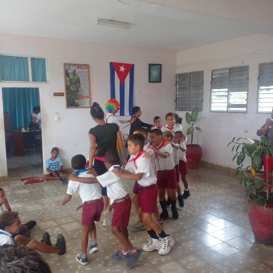 IrenaldoRodrig1's tweet photo. #AhoraMismo los instructores de la casa de cultura "Olga Alonso" de #Fomento realizan la actividad "Compartiendo Alegría" en la escuela especial "José Antonio Echeverría" del municipio.
#Culturafomentense 
#CulturaEspirituana 
#SanctiSpiritusEnMarcha https://t.co/gV7Ih1m5Qs
