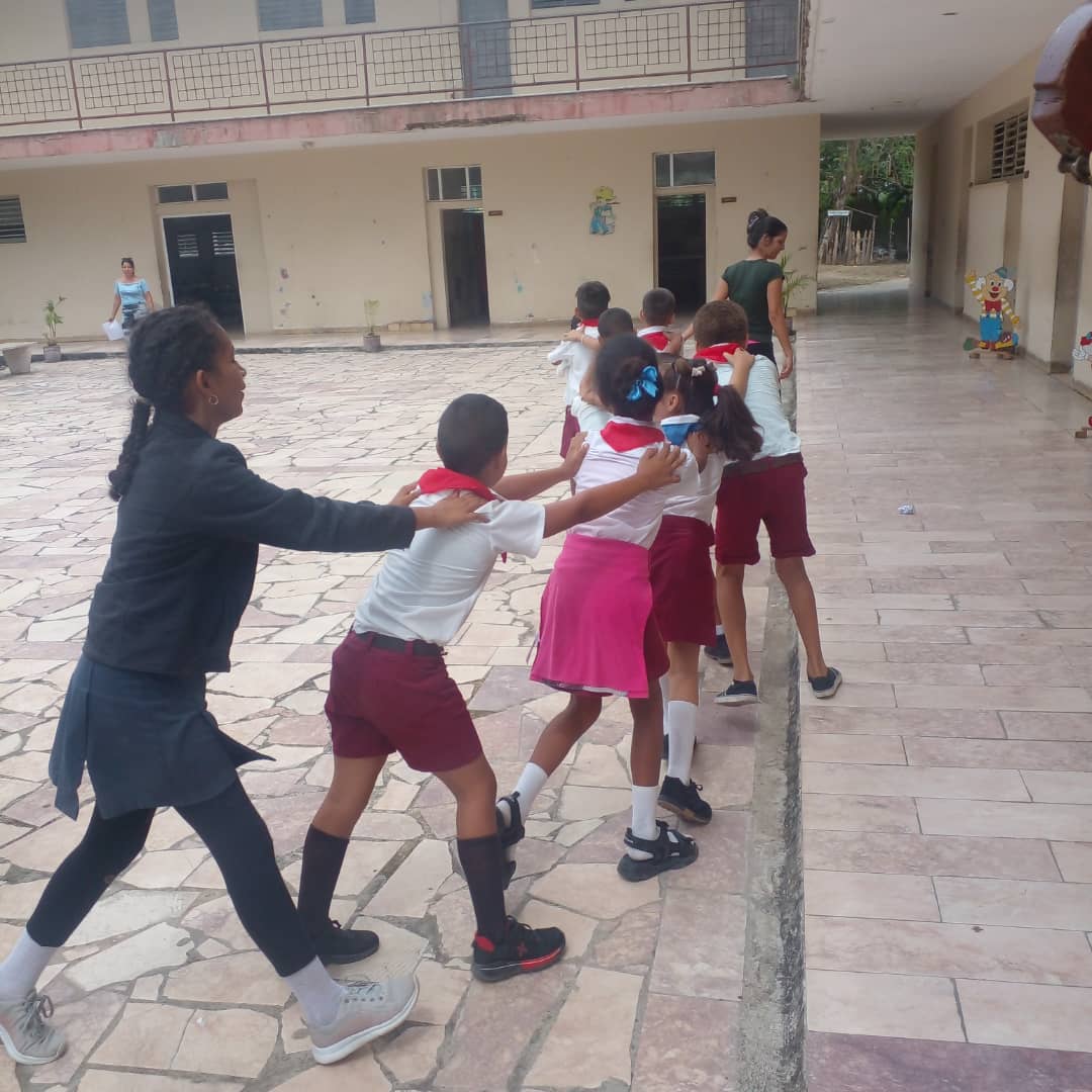 IrenaldoRodrig1's tweet photo. #AhoraMismo los instructores de la casa de cultura "Olga Alonso" de #Fomento realizan la actividad "Compartiendo Alegría" en la escuela especial "José Antonio Echeverría" del municipio.
#Culturafomentense 
#CulturaEspirituana 
#SanctiSpiritusEnMarcha https://t.co/gV7Ih1m5Qs