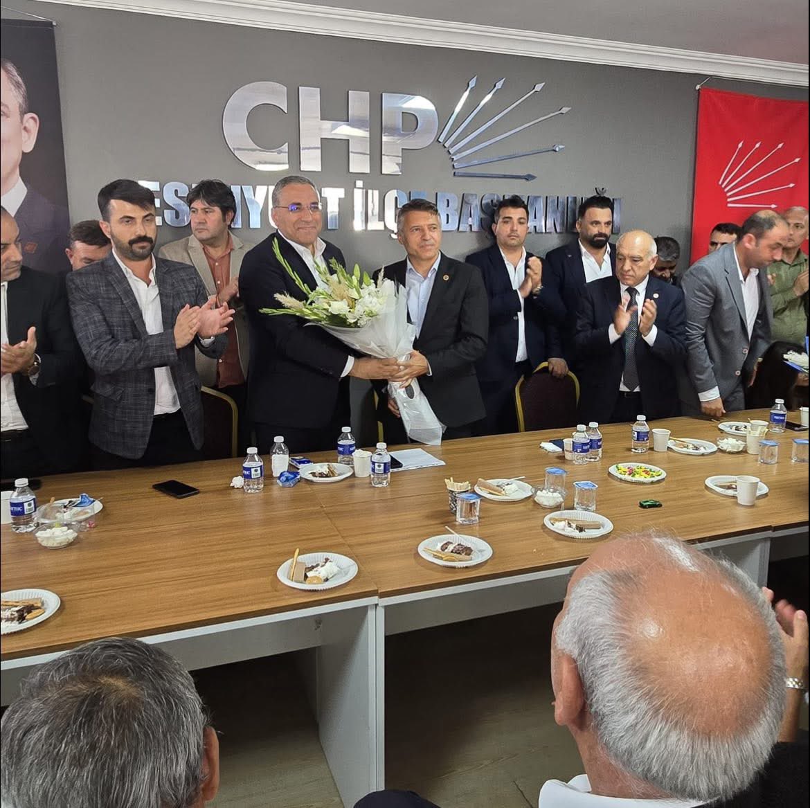 CHP Esenyurt İlçe Başkanlığımızın 7. Olağan Kongresi sonucunda İlçe Başkanlığına seçilen Cafer Çakmak Başkanımızı ve yeni yönetimine başarılar diliyorum. 

6 yıl boyunca onurla yürüten Hüseyin Ergin Başkanımıza ve yönetimine ise emeklerinde ve katkıları için teşekkür ediyorum.
