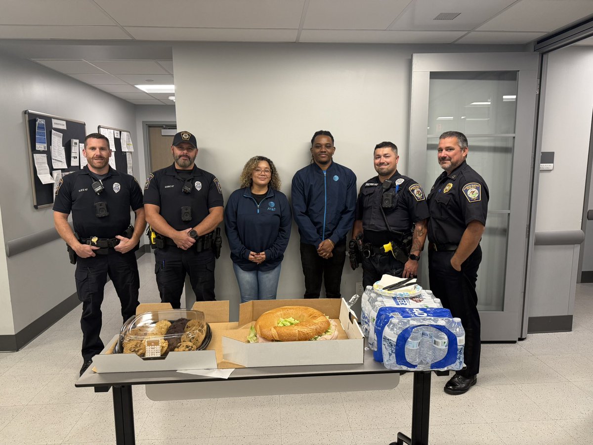 Team North Haven showing appreciation to the North Haven PD for Thank a Cop Day and sharing our amazing #FirstNet deals with them. <a href="/firas_smadi/">Firas Smadi</a> <a href="/keroninc/">Keron Incarnato</a> <a href="/TheNEStates/">Northeast States</a>