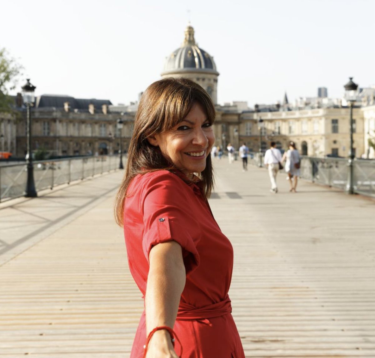 CerfiaFR's tweet image. 🇫🇷👗✈️ FLASH | Entre 2020 et 2024, les FRAIS DE REPRÉSENTATION de la maire de Paris ont atteint 84 200 euros. Une grande partie a été consacrée à sa garde-robe : robe Dior à 6320 euros en 2024, manteau Burberry à 3067 euros en 2023, blouse Dior à 1120 euros en 2021 ou encore…