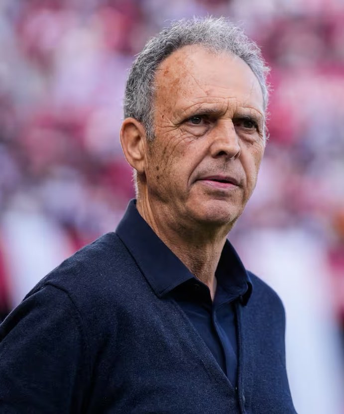 🔴⚪️ Joaquín Caparrós, presidente de honor del <a href="/SevillaFC/">Sevilla Fútbol Club</a>, en <a href="/COPE/">COPE</a>:

❌ “No cobro NI UN DURO. Estamos en una época de recortes y estoy para ayudar”.

❤️ “Cuando el Sevilla me llamó, fui. Por encima de mi familia e incluso de los médicos”

#ZonaMixta