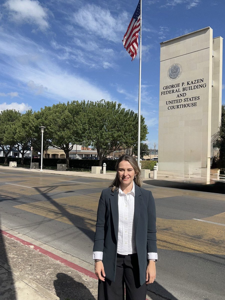 Consulmex Laredo (@consulmexlaredo) on Twitter photo Como parte de las visitas diarias a la Corte Federal, hoy acompañamos a 45 connacionales en su audiencia, incluyendo a 1 testigo de cargo. Revisamos su salud, se les orientó sobre el desarrollo de sus procesos y se compartió información con sus familias. <a href="/SRE_mx/">Relaciones Exteriores</a> #NoEstánSolos Como parte de las visitas diarias a la Corte Federal, hoy acompañamos a 45 connacionales en su audiencia, incluyendo a 1 testigo de cargo. Revisamos su salud, se les orientó sobre el desarrollo de sus procesos y se compartió información con sus familias. <a href="/SRE_mx/">Relaciones Exteriores</a> #NoEstánSolos