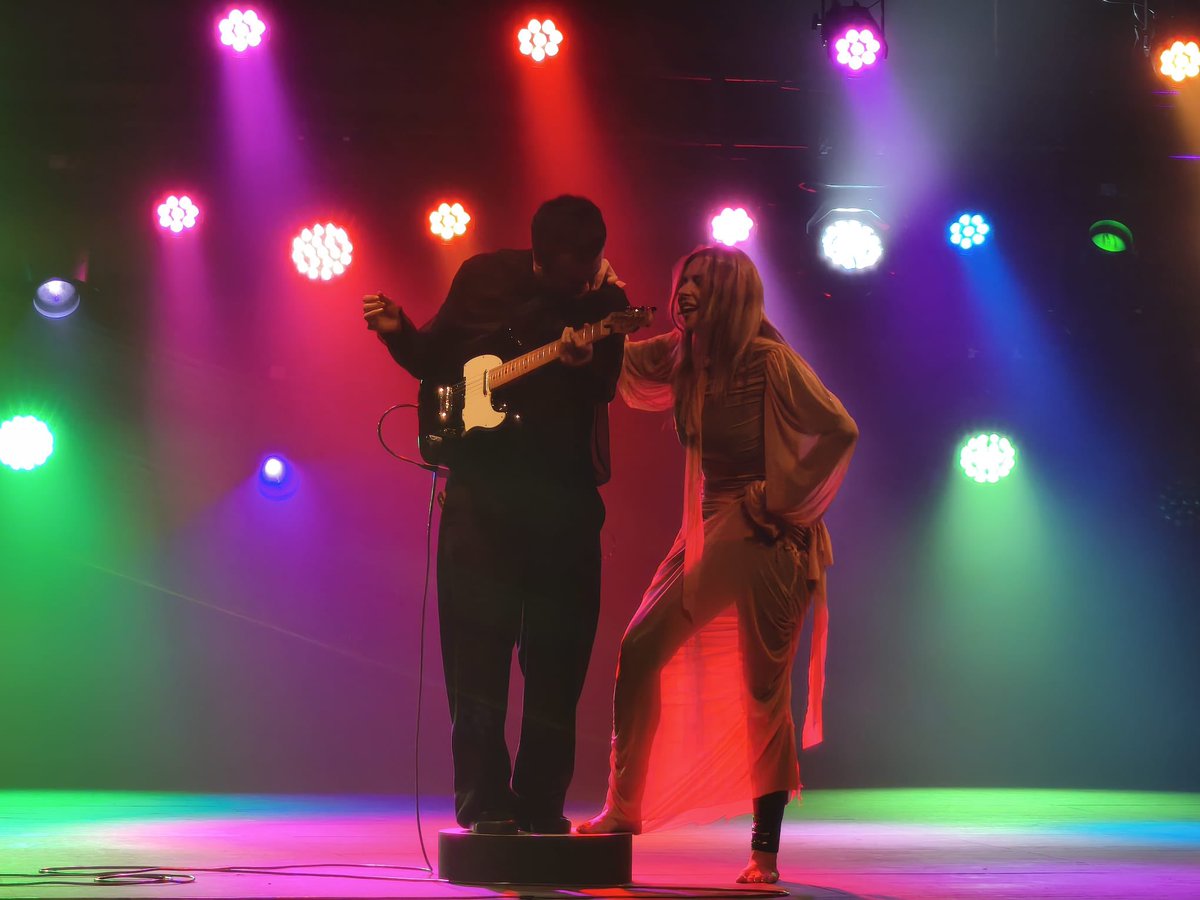 Aquesta tarda s'ha inaugurat la 37a edició de <a href="/MercatMusicaVic/">MMVV</a> a <a href="/latlantidavic/">L'Atlàntida Vic</a> que compta amb una nova direcció artística formada per Joan Rial, Jordi Casadesús i Rubèn Pujol, que han presentat una programació amb més de 70 concerts🎼

👉🏻L'acte inaugural ha comptat amb la