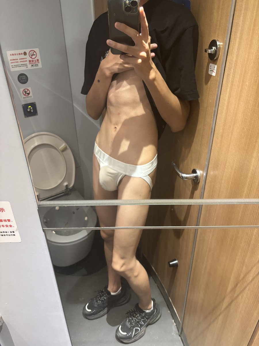 luheee520's tweet photo. 我想我们在任何地方做包括高铁上，那么宝宝你愿意和我一起嘛 https://t.co/ImBCSaqt7L