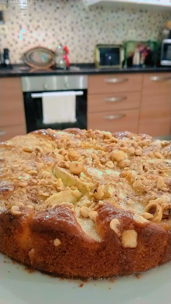 Elmanın en tatlı hali: fırından çıkan taptaze kek 🍏✨

#SosluElmalıKek 🍰🥧

#OfisGünleri 🪄