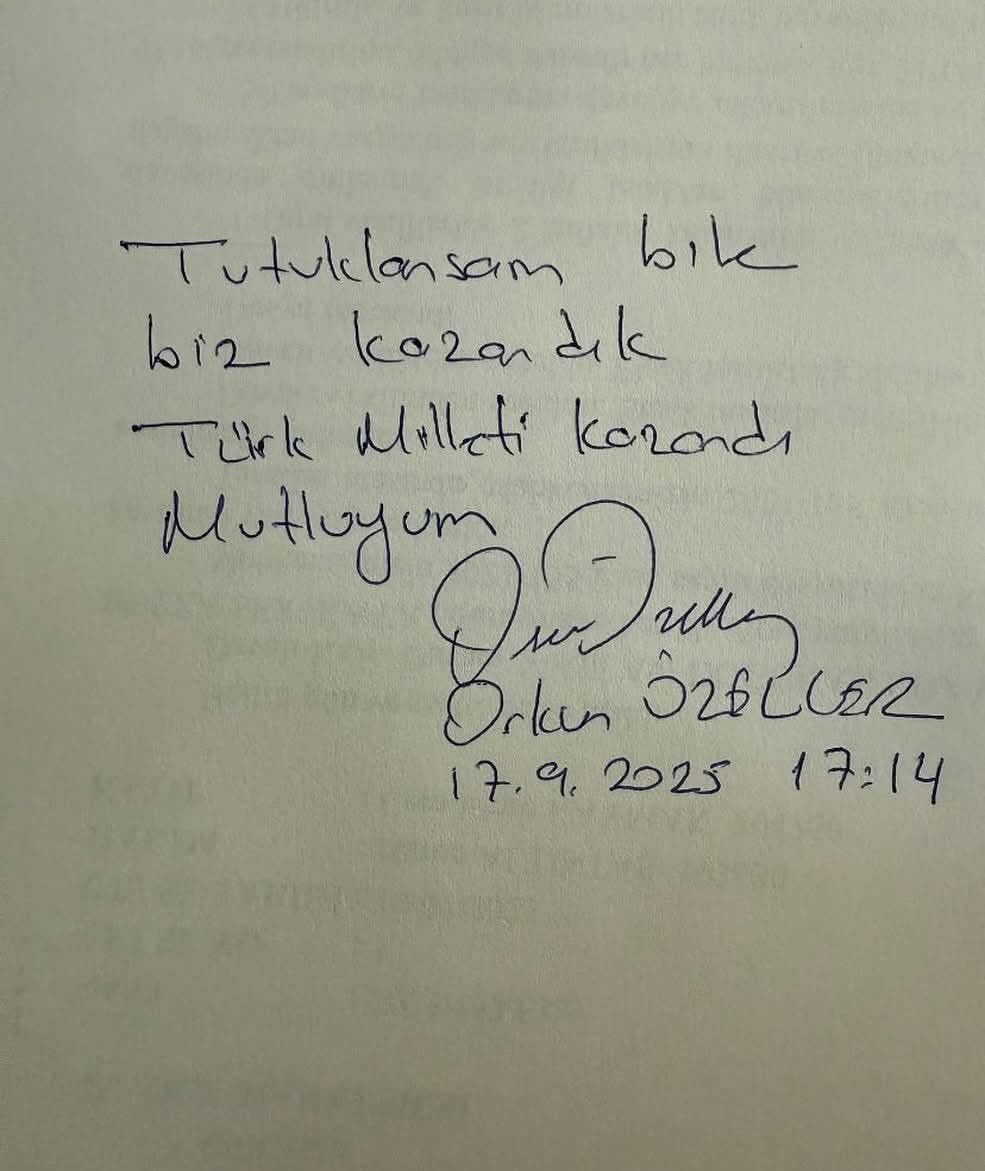 omergdogan's tweet photo. ❗️II. Çözüm Süreci’ne karşı çıktığı için tutuklanan Emekli Albay Orkun Özeller’in notu:

“Tutuklansam bile Türk milleti kazandı. Mutluyum!”                                                          Türk milletinin gönlünde yerin sağlam. Desteğimizde dualarımız da seninle https://t.co/AdRHI7422w