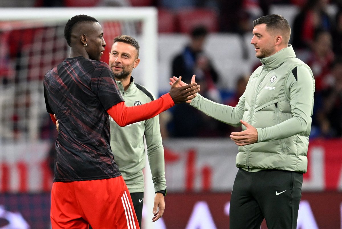 Nico Jackson embraced by Chelsea coaches Danny Walker and Roberto Vitiello during the warm up.🤗