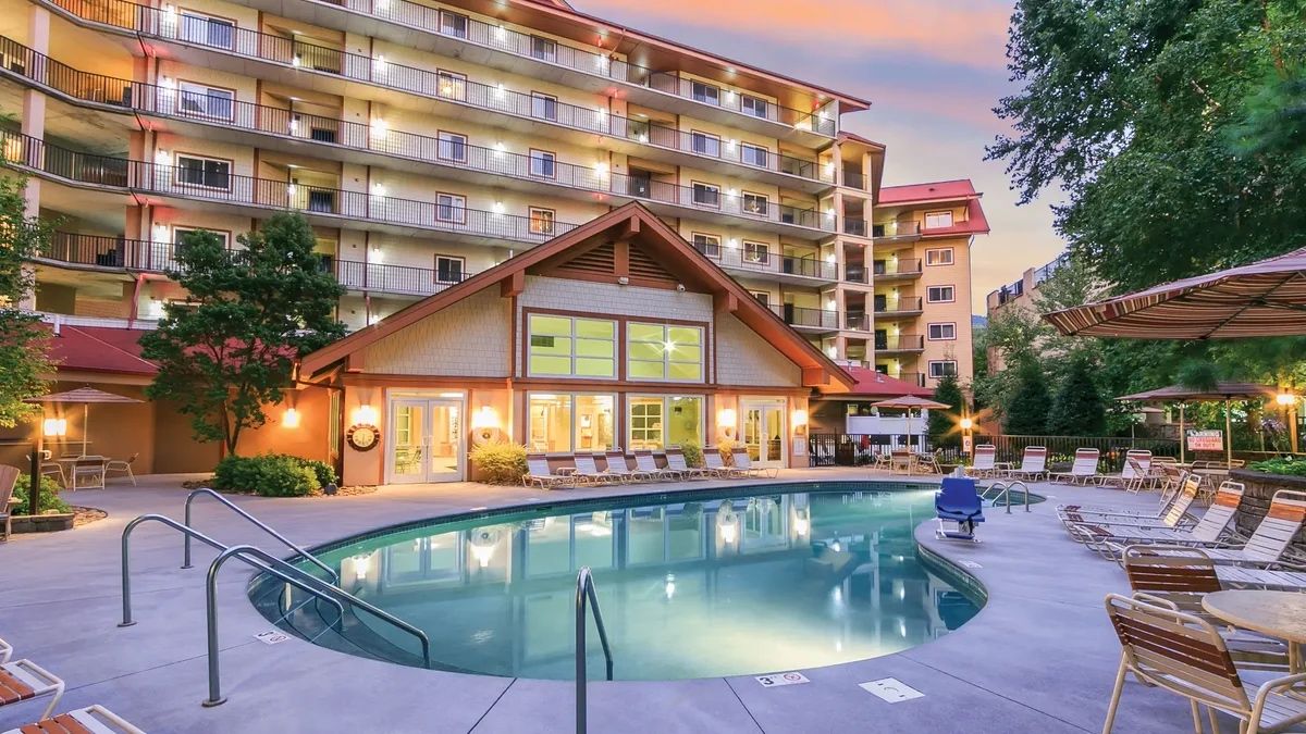 upgradedpoints's tweet photo. If you are looking for a discounted hotel stay and can handle sitting through a timeshare presentation, IHG is offering a very good deal right now!! 👇
 https://t.co/34DGHQZD3W https://t.co/6dsyRgWIRL