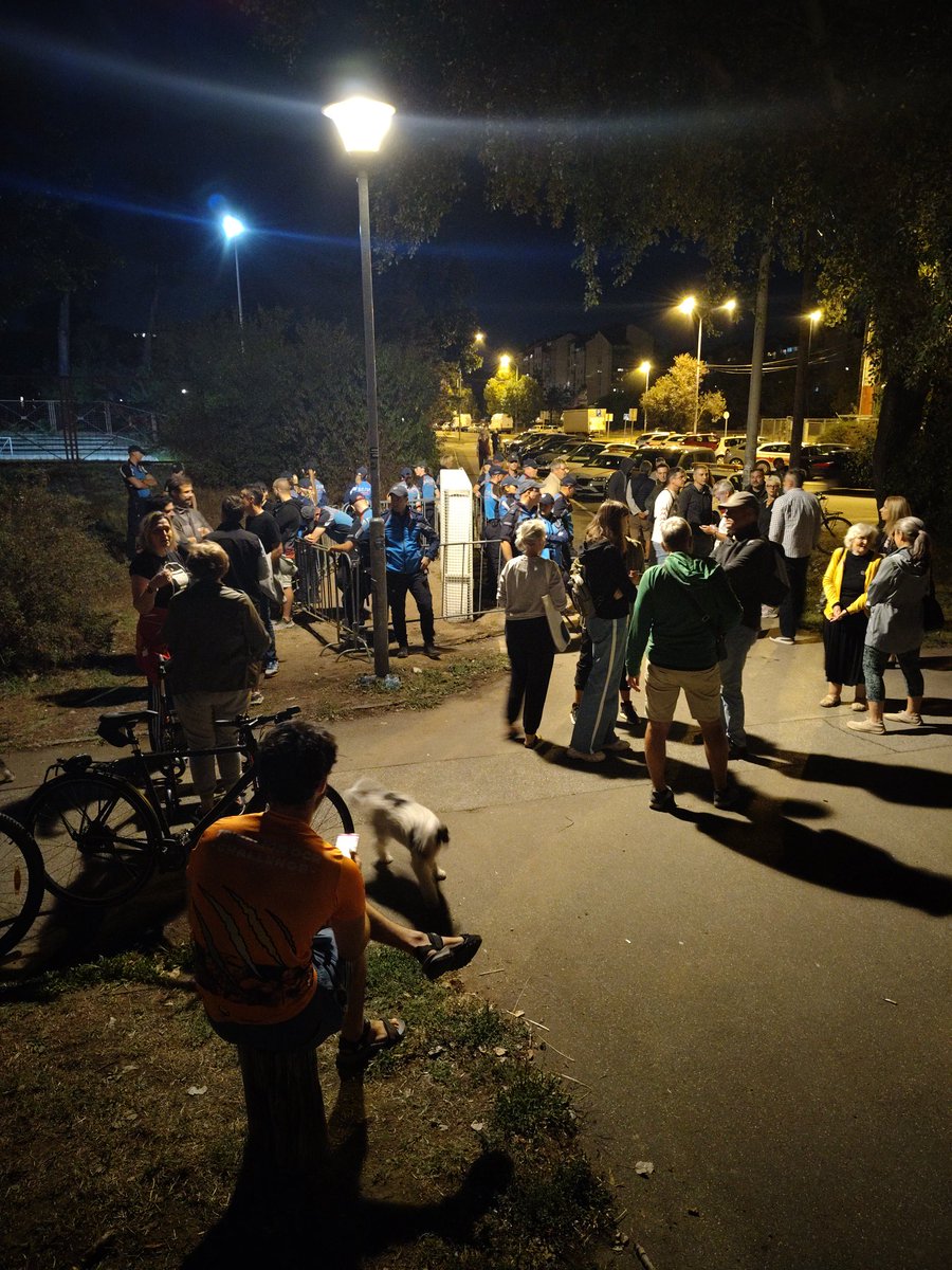 70_blok's tweet image. Nelegalni priključak za struju trenutno čuva 20tak pripadnika komunalne milicije. Skupili smo se ovde jer je danas uhapšena nasa komšinica Tara.
Gospođo, džabe čuvaye nelegalne radove, odgovaraćete svi.