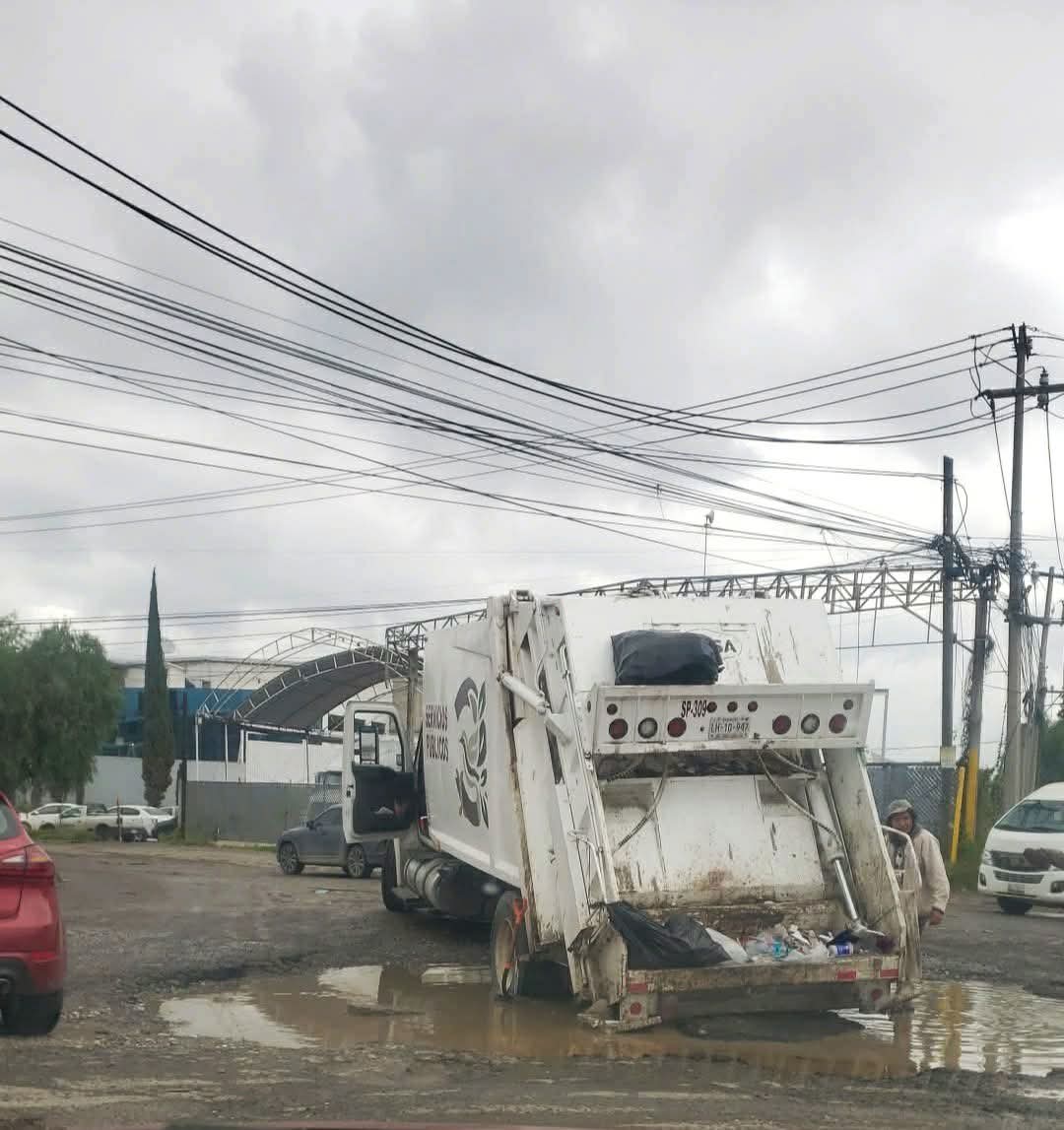 PuntoMedioEdo's tweet photo. 🤳🏻📣🚨 Se #hunde y queda #atorado en un enorme #bache, un camión de basura del municipio de Cuautitlán #Izcalli, sobre Av. Huehuetoca.
Nadie se salva de las vialidades destruidas y que el gobierno que encabeza Daniel Serrano Palacios no atiende. https://t.co/7vd0wIPhEn