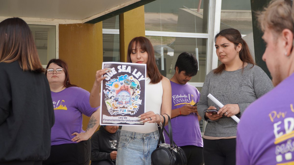 unsadaoficial's tweet photo. Un grupo representativo de estudiantes, docentes y personal de la Universidad partió desde San Antonio de Areco y Baradero hacia la marcha universitaria.
A su vez, en ambas sedes académicas se concentrarán, esta tarde, quienes quieran seguir las alternativas del acto.
#marchamos https://t.co/kfScExlWHc