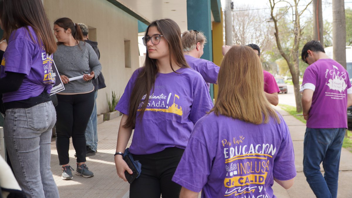 unsadaoficial's tweet photo. Un grupo representativo de estudiantes, docentes y personal de la Universidad partió desde San Antonio de Areco y Baradero hacia la marcha universitaria.
A su vez, en ambas sedes académicas se concentrarán, esta tarde, quienes quieran seguir las alternativas del acto.
#marchamos https://t.co/kfScExlWHc
