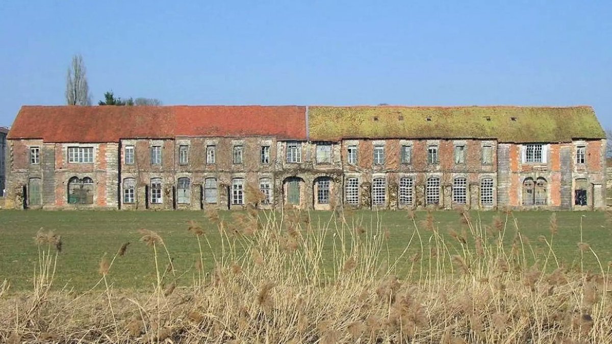 Les moines de l’abbaye Notre-Dame de Cîteaux, à  Saint-Nicolas-lès-Cîteaux en Côte-d’Or, ont décidé de lancer de grands  travaux pour restaurer le bâtiment du Définitoire construit au XVIIe  siècle fsspx.news/fr/news/france…